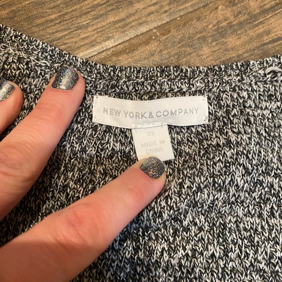 New York & Company Elbow Length V Neck Sweater Gray Black and White - Picture 5 of 7